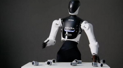 Un robot umanoid, dotat cu inteligență artificială, a devenit violent în timpul unei prezentări