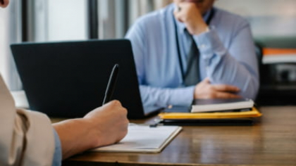 Mărturia tulburătoare a unui fost corporatist care caută loc de muncă din iulie 2024: "Am aplicat la peste 1.500 de joburi. E greu să văd ce impact are asupra copiilor mei"