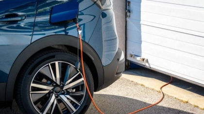 O șoferiță nu-și mai poate conduce SUV-ul electric de 50.000 de euro pentru că producătorul a dat faliment