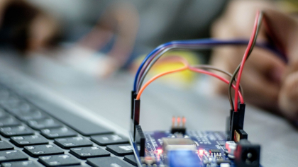 Introducere în programarea plăcilor de dezvoltare: primii pași pentru începători 