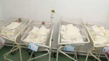 Doi bebeluși din Austria încurcați la naștere și-au cunoscut părinții biologici după 35 de ani