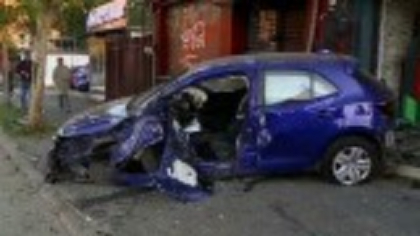 Un congolez beat a intrat cu mașina într-un refugiu de tramvai și un gard. Camerele de supraveghere au surprins accidentul