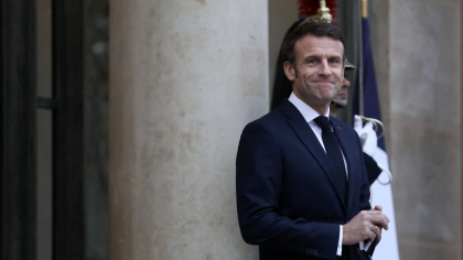 Macron, tratat ca un star la Londra! A fost plimbat în caleașcă de Rege și întâmpinat cu săruturi din partea mulțimii