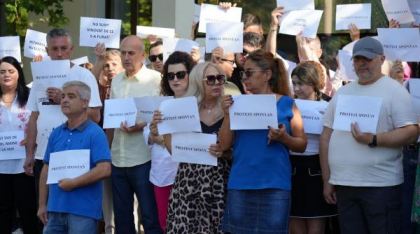 Angajaţii MIPE protestează pe holurile instituţiei faţă de măsurile Guvernului; de la 14:00 protestul se mută în Piaţa Victoriei