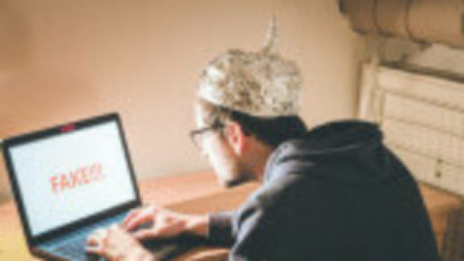 „Când oamenii se adună în grupuri, apar comportamente bizare”. Rețelele sociale și limitarea cognitivă a individului