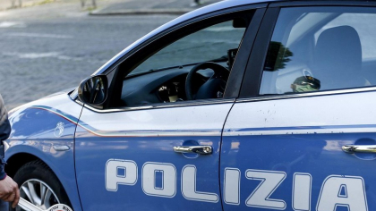 Și-a înjunghiat soția și soacra, apoi a căzut de la balcon. Un român din Italia, arestat pentru tentativă de omor