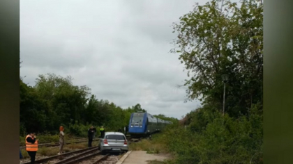O șoferiță beată a blocat circulaţia feroviară după ce a ajuns cu BMW-ul pe calea ferată, în Eforie Nord