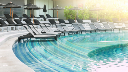 Românii renunță la mare pentru piscine private: cererea crește, iar prețurile urcă pe litoral