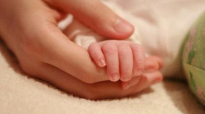Creștere alarmantă a cazurilor COVID la nou-născuți. Ce măsuri trebuie să ia părinții