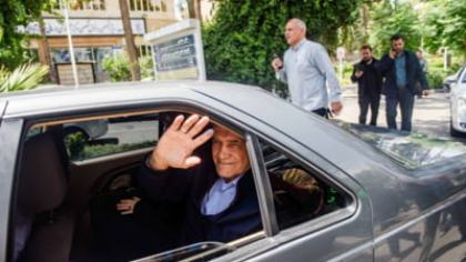 Președintele iranian a trebuit să ia un taxi după ce mașinile din coloana oficială au fost alimentate cu combustibil cu apă în el și s-au defectat pe traseu