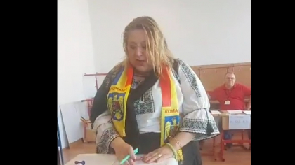 Diana Șoșoacă, cu câinele în secția de vot