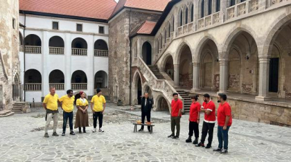 Astăzi, de la ora 20:30, Castelul Corvinilor devine teren de joacă pentru vedete, în ultima etapă Poftiți pe la noi: Poftiți la întrecere, la Antena 1