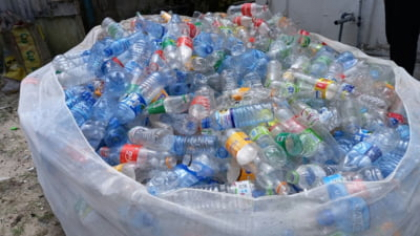 Următorul pas în reciclare după capacul care nu se desprinde de sticlă. Schimbările așteptate până în 2030