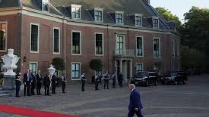 Donald Trump s-a „pierdut” pe drumul spre dineul oficial al NATO. Cât a întârziat acolo