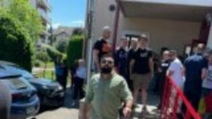 Incident violent la o secție de votare din Franța. O persoană ar fi fost lovită și și scuipată de mai mulți indivizi. VIDEO