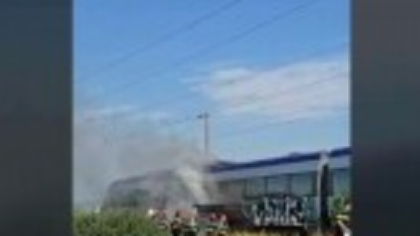 Locomotiva unui tren a luat foc în Pașcani. Zeci de copii și adulți evacuați