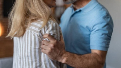 Un bărbat din Brăila, obligat să poarte brățară electronică, după ce a amenințat-o cu moartea pe mama copilului său