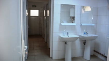 Comisie de control după ce doi elevi adolescenți ar fi întreținut relații sexuale în toaleta școlii