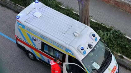 O fetiță de şase ani, găsită îmbrățișând trupul lipsit de viață al mamei sale. Femeia decedase cu câteva ore în urmă
