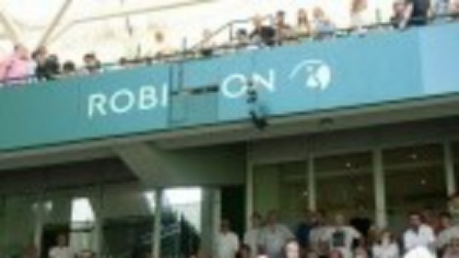 O femeie a ajuns la spital după ce a fost lovită de un panou publicitar, în timpul unui meci de tenis
