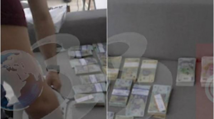 Momentul în care un inspector ANAF primea mită mii de euro de la o femeie de afaceri. Banii erau numărați pe capota unei mașini
