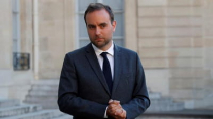 Noul premier francez își începe mandatul cu retragerea unei propuneri controversate. Și totuși este mai puțin popular decât predecesorul său, cel care a propus-o