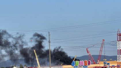 Incendiu la o firmă de utilaje de construcții. Ard patru remorci încărcate cu benzi transportoare de cauciuc și s-a emis mesaj RO-alert