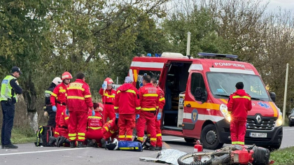 Accident teribil în județul Mureș. Doi tineri care erau pe o motocicletă au murit după ce s-au izbit de o mașină și au ricoșat în alta