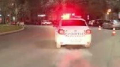 Un polițist care și-a dus soția la muncă cu girofarul pornit și a făcut accident a fost acoperit de șeful său