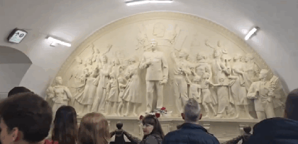 Basorelief imens al lui Stalin reinstalat in metroul din Moscova
