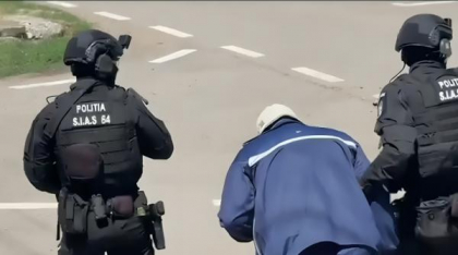 Apropiaţii criminalului din Mureş au început să colaboreze cu poliţiştii. Unul dintre ei a fost dus la audieri
