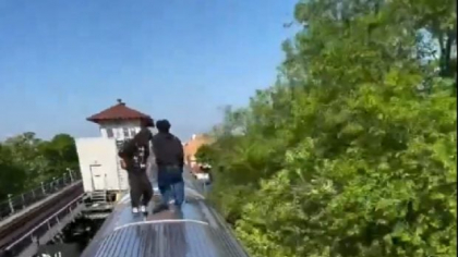 O fată de 12 ani și prietena ei de 13 au murit într-un „joc periculos” de pe TikTok. Ce e Subway Surfing