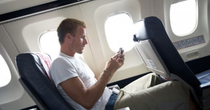 Românii care nu-și închid telefonul în avion pot primi „facturi-șoc”. Cu cât ești bun de plată dacă faci această greșeală?