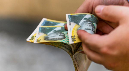 Salariul mediu net a scăzut cu 2,5% în mai, la 5.508 lei