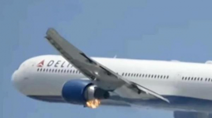 Momentul în care motorul unui avion de pasageri ia foc în zbor. Sute de oameni se aflau la bord