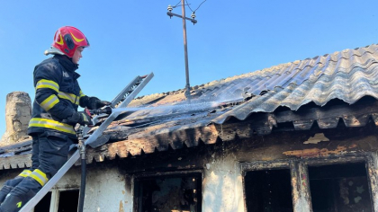 Două persoane au murit carbonizate, după ce casa lor a fost cuprinsă de flăcări. De la ce a pornit incendiul
