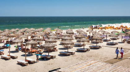 Părinți obligați să închirieze șezlonguri pentru copiii de 2 și 4 ani, în Mamaia. Oamenii s-au revoltat pe TikTok: „Este foame de bani”