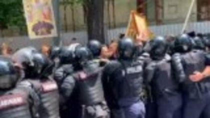 Altercații la marșul Pride din Chișinău. Manifestanții „normalității” s-au încăierat cu forțele de ordine