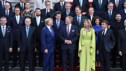 Schimbare de 180 de grade la Trump: Preşedintele american i-a reasigurat pe aliaţii din NATO că „este complet alături de ei”, după ce a stârnit îngrijorare în capitalele europene prin sugestia că pactul de apărare reciprocă al alianţei militare ar fi „deschis interpretării”