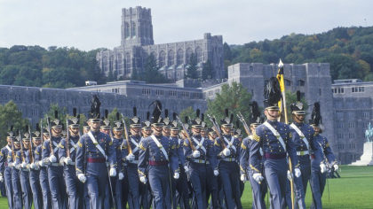 Un profesor de la Academia militară West Point și-a anunțat demisia în New York Times. Reacția secretarului american al apărării