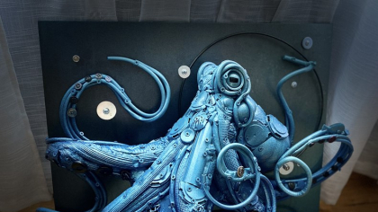 Gunoaie transformate în artă! O artistă realizează sculpturi spectaculoase cu animale folosind deșeuri