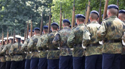 Premierul Bavariei şi cancelarul Merz consideră serviciul militar obligatoriu viitorul Germaniei