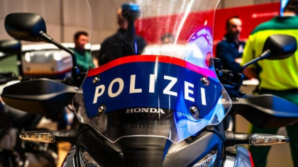 Doi români se dădeau polițiști, intrau peste oameni în vârstă și îi jefuiau, la Viena. Ce pedeapsă au primit