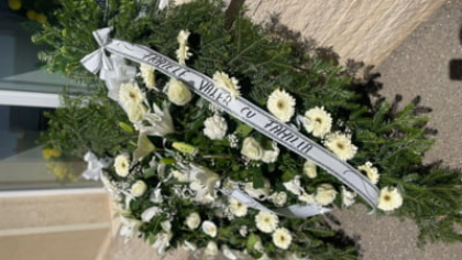 De ce au fost interzise coroanele de flori la înmormântări într-o localitate din România: ”Oamenii pot să facă donații pentru familia decedatului”