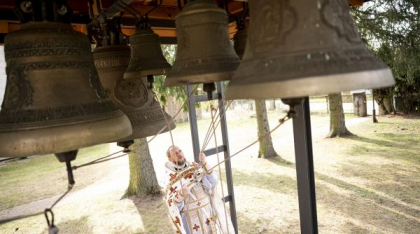 Mulți români cred că „norii se sparg când bat clopotele la biserică”. Unii preoți spun că e adevărat. Ce arată știința despre acest mit