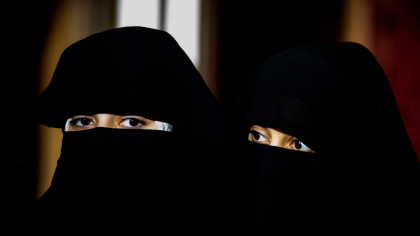 Dragostea în vremea Statului Islamic / Partenera de viață a unei importante figuri a propagandei Stat Islamic, acuzată că a aderat de bună voie la gruparea Stat Islamic, e judecată la Paris împreună cu soacra și cumnata ei