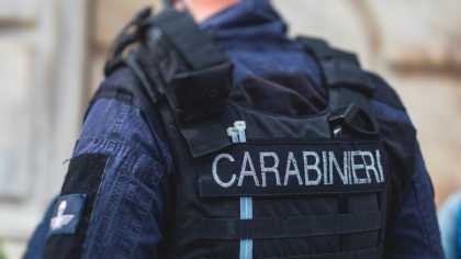 Doi frați români din Italia, jefuiți de trei polițiști. Agenții au pătruns în casa lor și le-au furat 35.900 de euro dintr-o casetă de valori