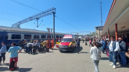 Accident feroviar în gara din Constanța. Cel puțin 14 persoane au fost rănite după ce o locomotivă s-a ciocnit cu un tren de călători