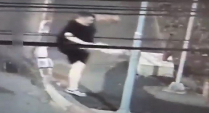 Momentul în care un tânăr de 18 ani vandalizează un semafor pietonal în Pitești