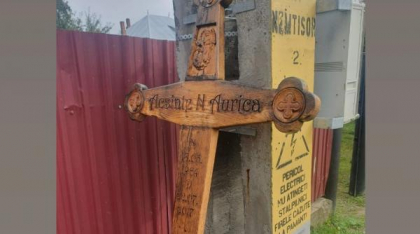 O femeie s-a trezit cu crucea unei rude chiar în fața porții. "Cadoul" fusese furat din cimitir și "livrat" de fostul ei soț